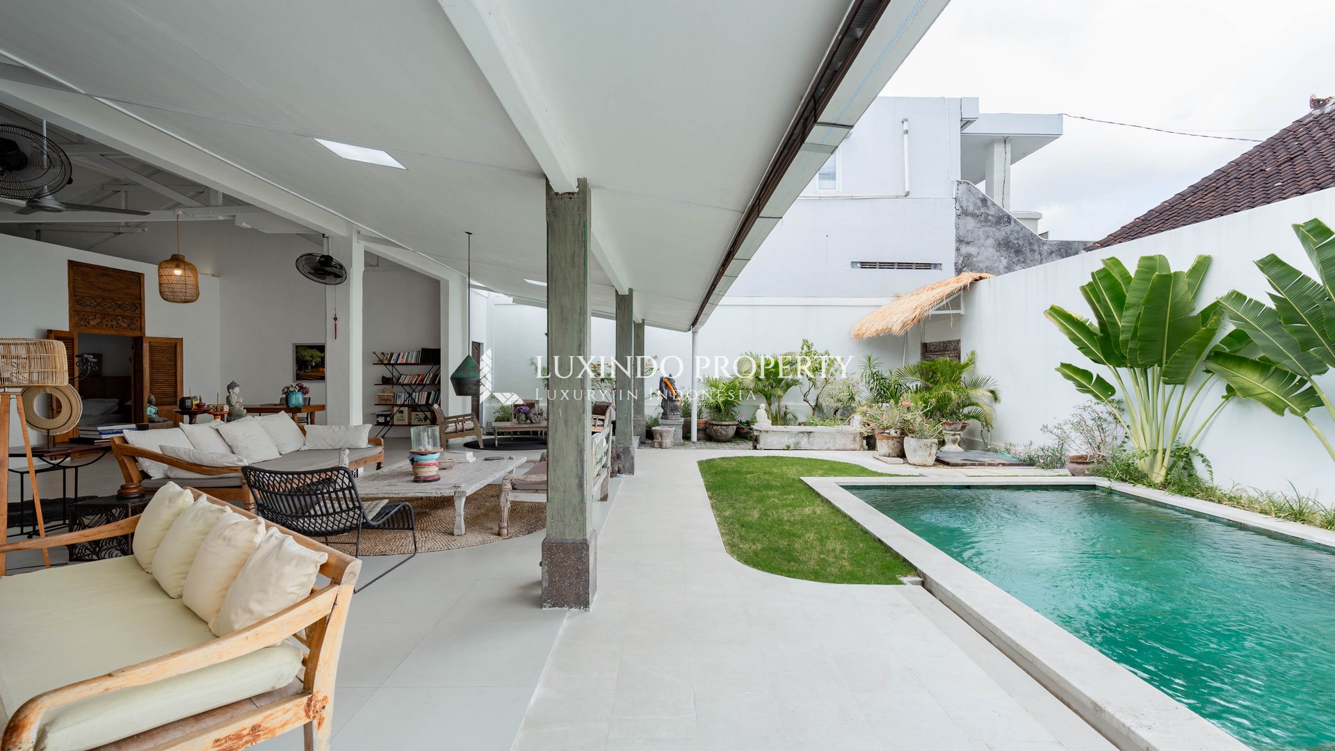 SEMINYAK – 2BR RUSTIC-MODERN VILLA WITH LUSH GARDEN FOR LEASE (LHV1057)
